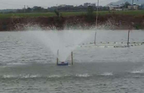 Floating pump water aerator running